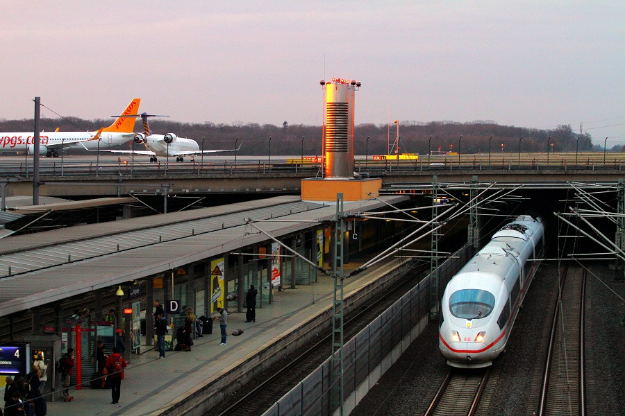 デュッセルドルフ空港に隣接するデュッセルドルフ空港駅。鉄道による空港アクセスは今後地方空港へも拡大していく方向へ向かっている（画像：橋爪智之）
