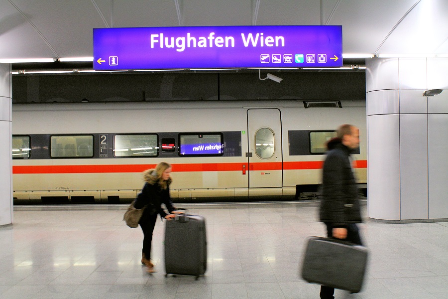 ウィーン空港駅に停車中のドイツのICE。今や空港―都市間だけではなく、国をまたいだアクセスも行われるようになった（画像：橋爪智之）