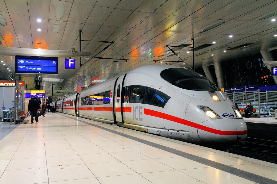 フランクフルト空港駅に停車するICE。ドイツ鉄道はスターアライアンスに加盟し、マイレージも加算されるなど航空業界との連携が進む（画像：橋爪智之）