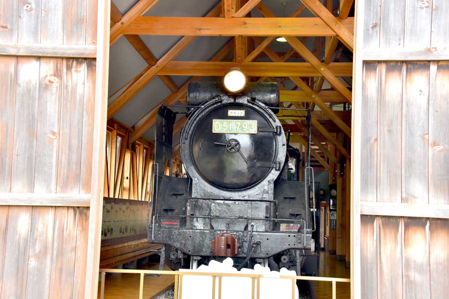 長浜鉄道スクエアに保存展示されたD51は、もともと駅西側の豊公園に保存展示されていたものを移設している（画像：小川裕夫）
