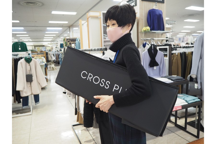商品を並べ終わったら、畳んで小脇に抱えられるほどの大きさに（画像：クロスプラス）