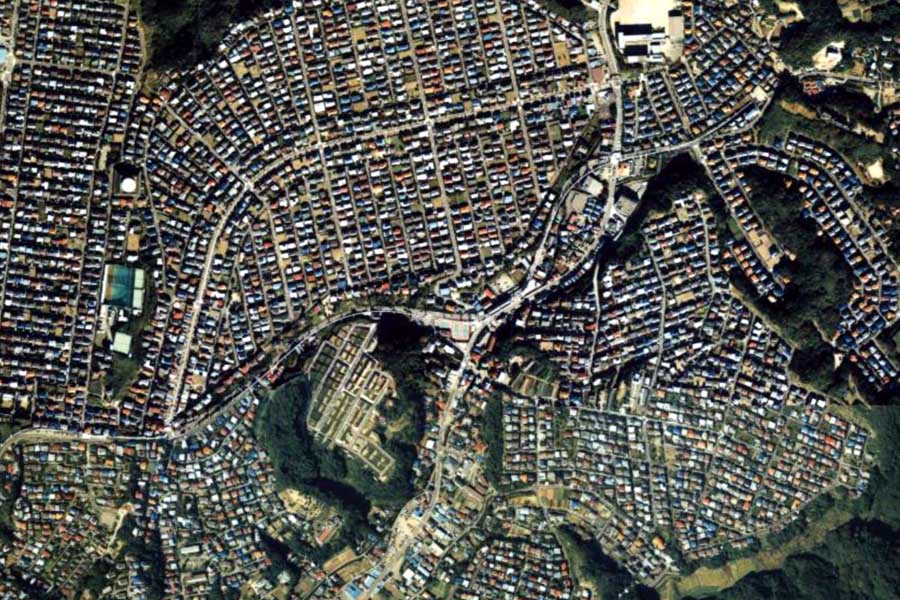 1990年頃の西鎌倉駅周辺の航空写真。湘南モノレールの開業は1970年（画像：国土地理院）