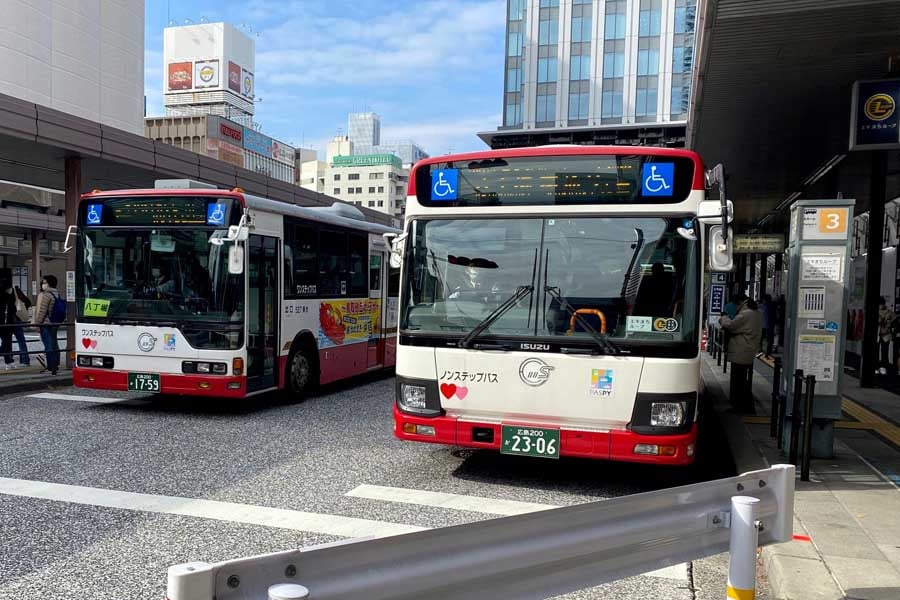 JR広島駅南口のバス乗り場にやってくる路線バス（画像：高田泰）