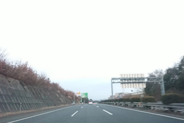心得1。基本的には左か中央の車線を走行