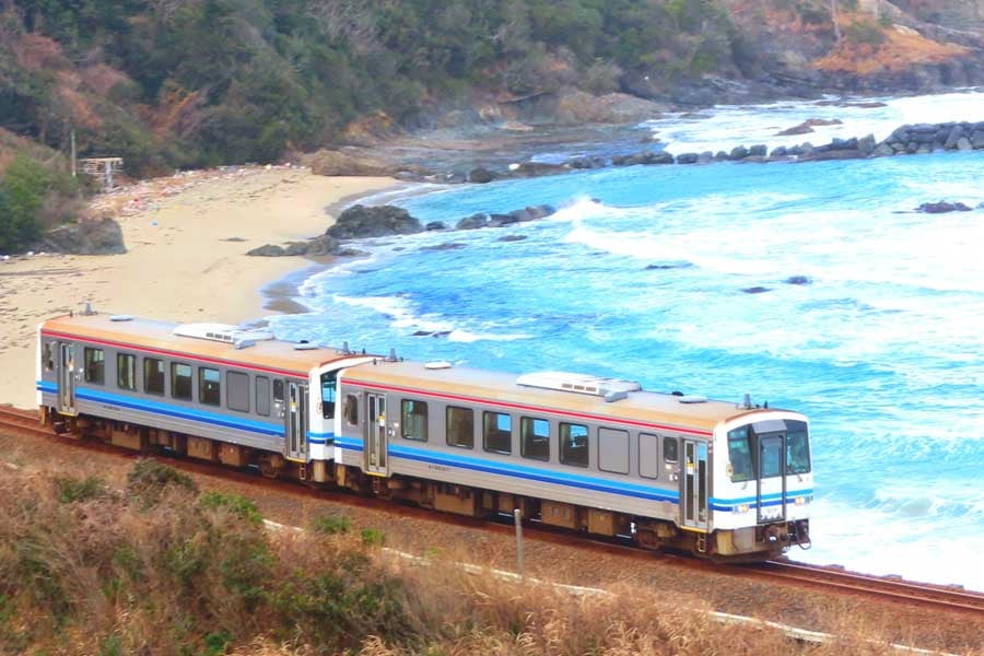 海岸線を走る山陰本線(画像:写真AC)