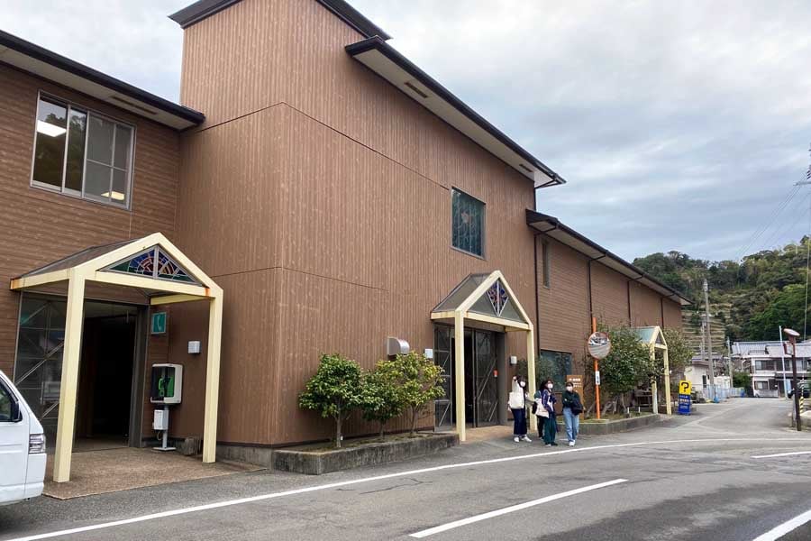 徳島県美波町のJR由岐駅に併設されたコミュニティー施設「ぽっぽマリン」（画像：高田泰）