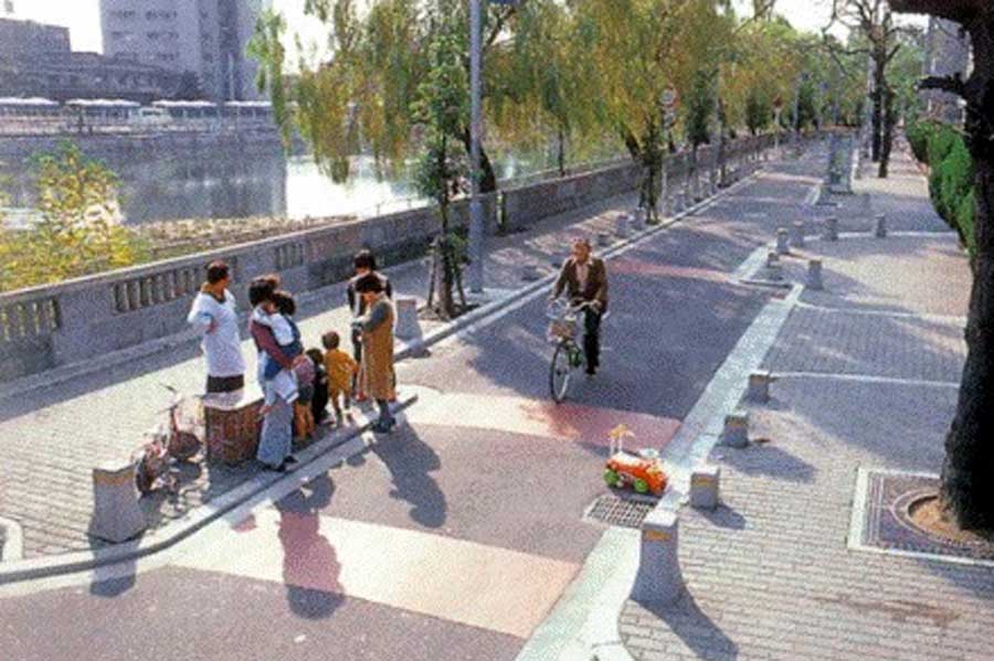 ハンプや狭さくを設置したコミュニティー道路(画像:国土交通省)