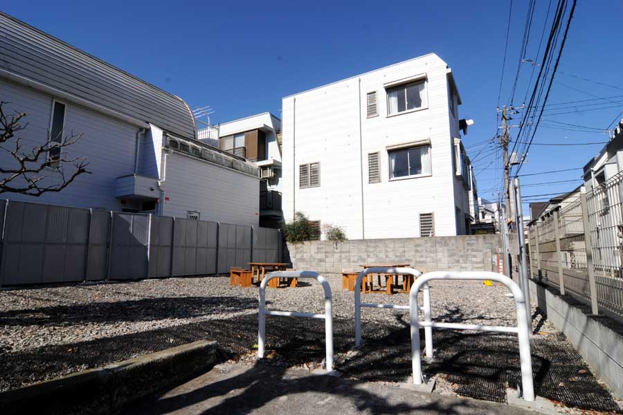 文京区の住宅街にこつぜんと現れた公園機能を持たせた広場（画像：小川裕夫）