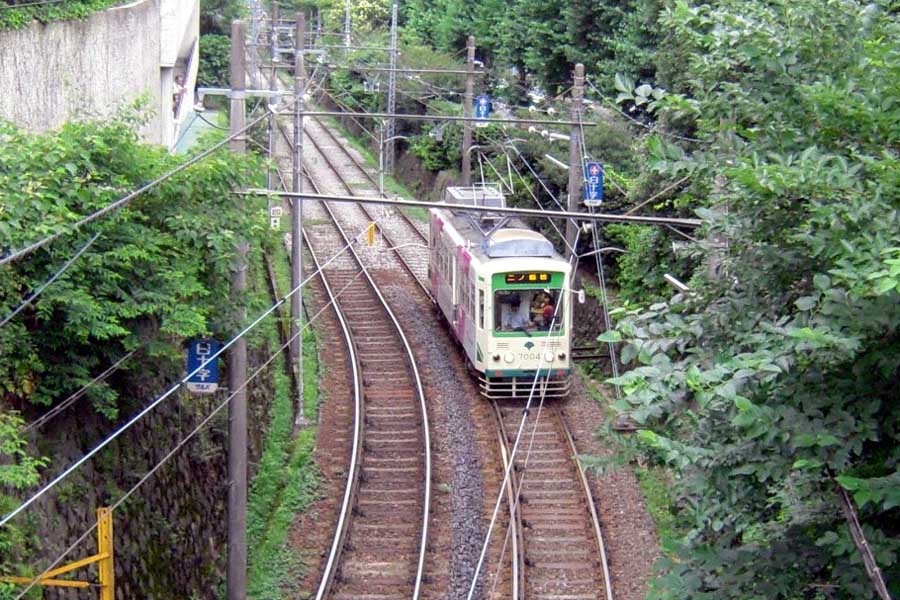 専用軌道を走る都電荒川線。学習院下から鬼子母神（きしもじん）前へ。2008年撮影（画像：下関マグロ）