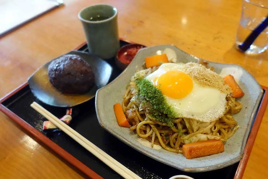 焼きそばと手作りおはぎがセットになった、甘味処いっぷく亭の「こだわりセット」（画像：下関マグロ）