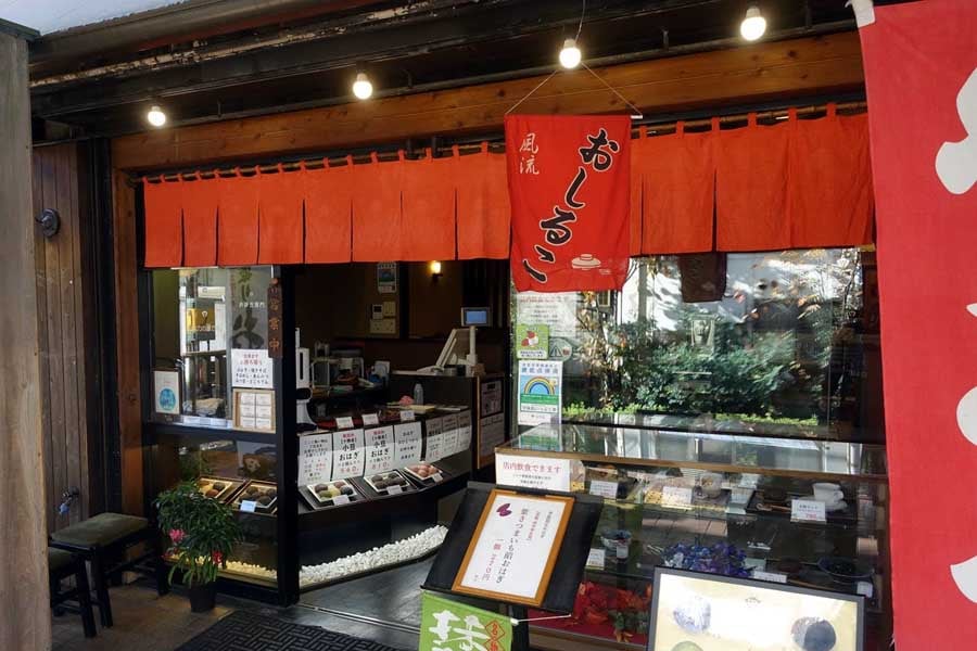 庚申塚停留場のホームに直結した「甘味処いっぷく亭」（画像：下関マグロ）