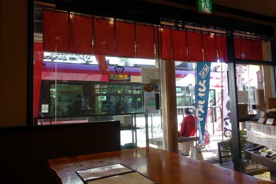 庚申塚停留場のホームに直結した「甘味処いっぷく亭」（画像：下関マグロ）