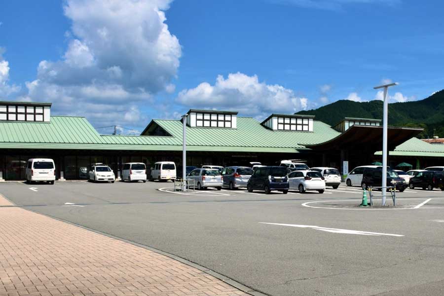 道の駅と自動車（画像：写真AC）