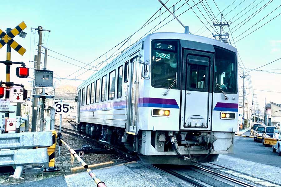 広島県府中市内を三次方面に向けて運行する福塩線の列車（画像：高田泰）