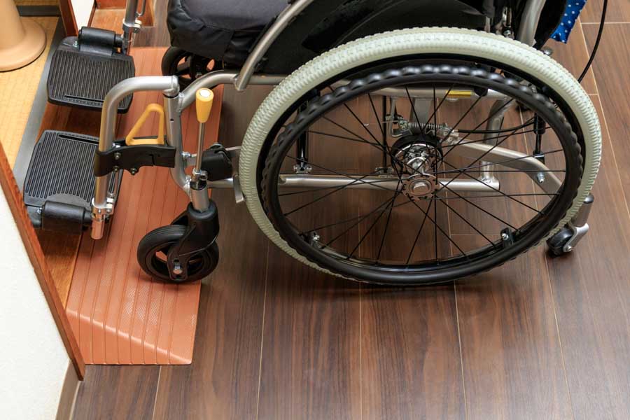 スロープを使った車いす（画像：写真AC）