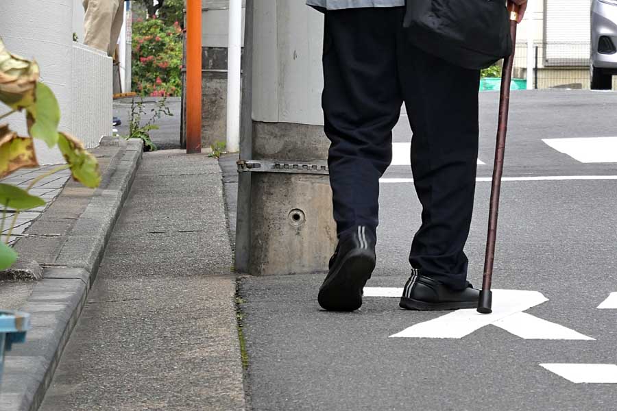 歩道のない道路を歩く老人（画像：写真AC）