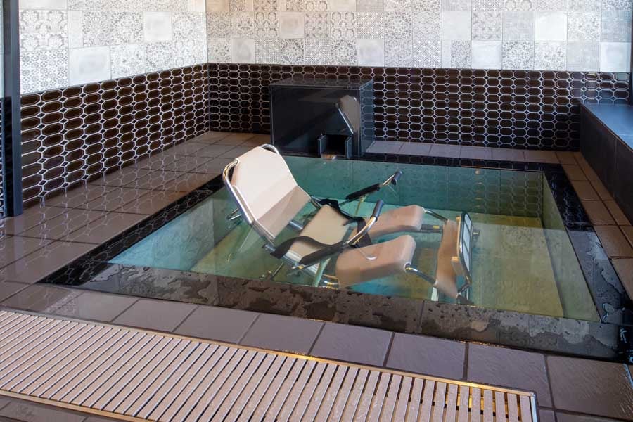 長野県諏訪市にある温泉旅館「神秘なる諏訪湖に心癒やされる宿 上諏訪温泉 しんゆ」。特別宿泊プラン「車いすでも温泉快適プラン」の販売を開始した（画像：親湯温泉）