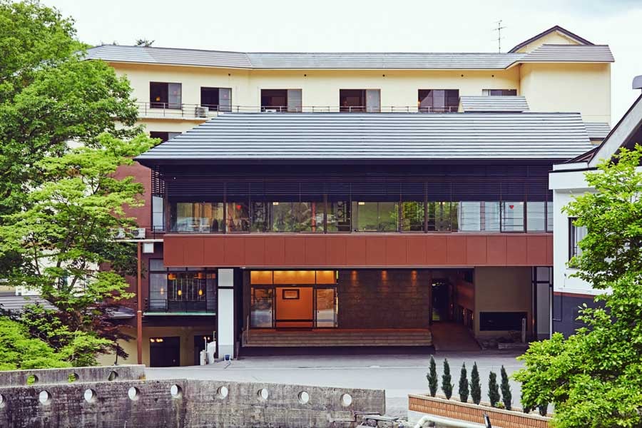 長野県諏訪市にある温泉旅館「神秘なる諏訪湖に心癒やされる宿 上諏訪温泉 しんゆ」。特別宿泊プラン「車いすでも温泉快適プラン」の販売を開始した（画像：親湯温泉）