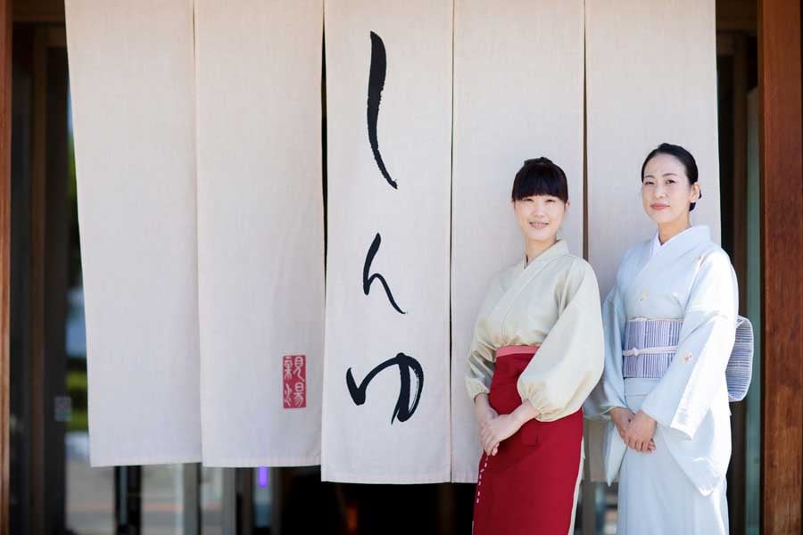 長野県諏訪市にある温泉旅館「神秘なる諏訪湖に心癒やされる宿 上諏訪温泉 しんゆ」。特別宿泊プラン「車いすでも温泉快適プラン」の販売を開始した（画像：親湯温泉）