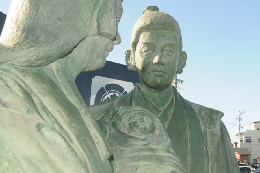 愛知県愛西市にある、母親の土田御前（左）、父親の織田信秀（右）と幼少期の信長の像（画像：Merkmal編集部）