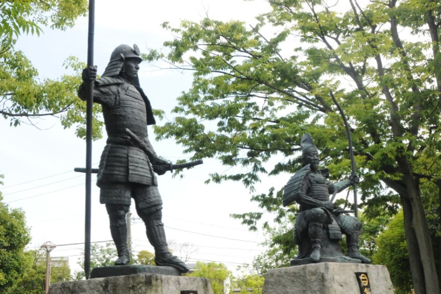 桶狭間古戦場公園（名古屋市）に並ぶ信長（左）と今川義元の像（画像：Merkmal編集部）