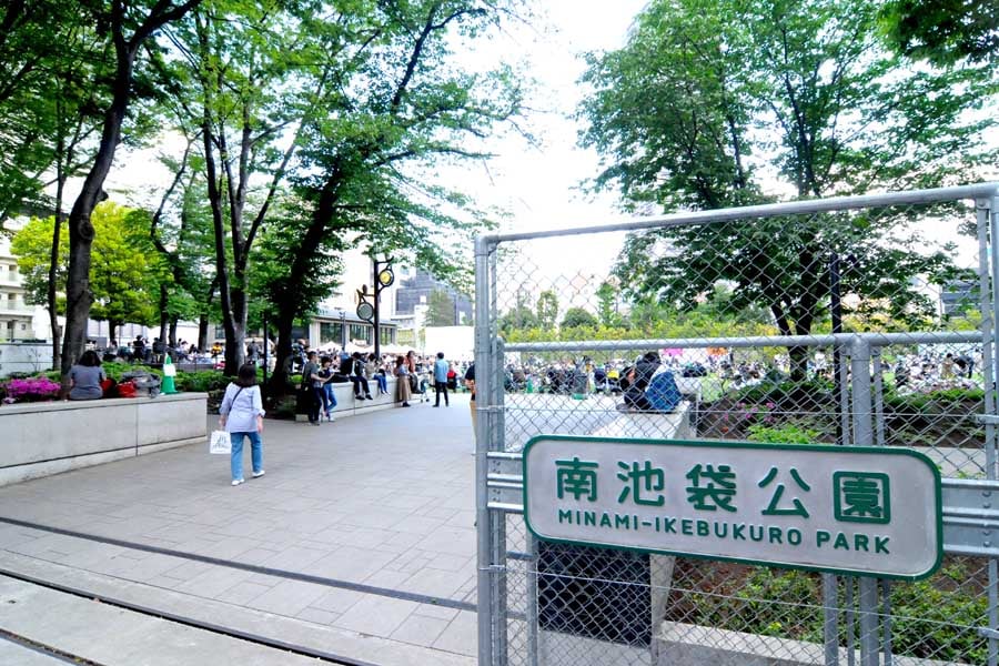 2016年にリニューアルオープンし、多くの来街者でにぎわう南池袋公園(画像:小川裕夫)