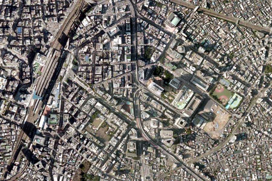 現在の池袋駅東口方面の航空写真（画像：国土地理院）