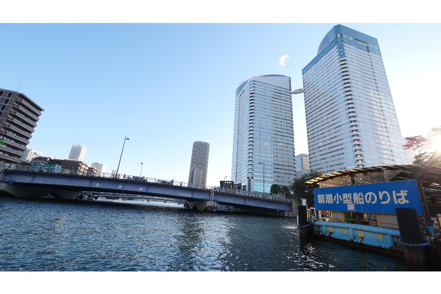 朝潮運河船着場は、このように晴海トリトンスクエアのすぐそばにある（画像：坂田良平）