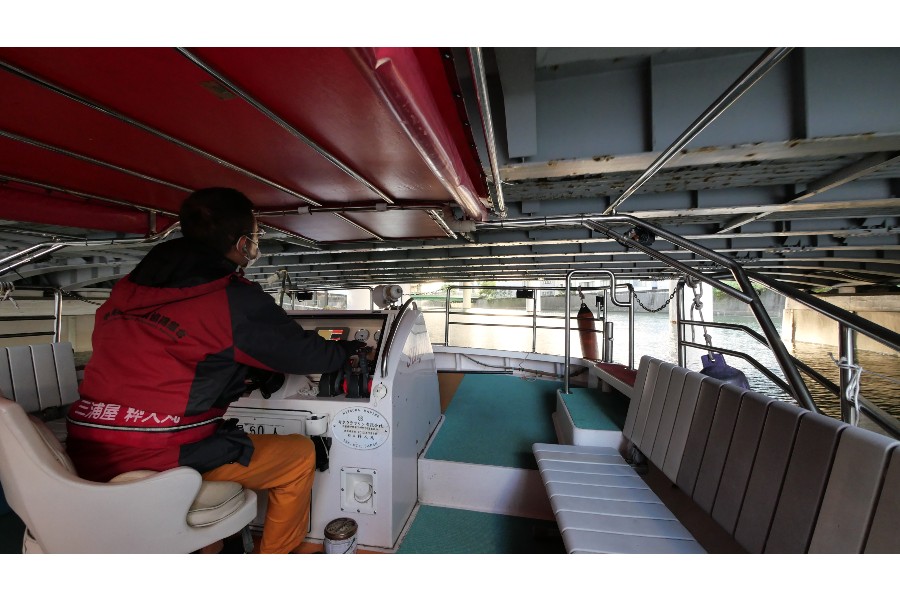 船の屋根は可変式。水面からの高さが低い橋では、屋根を下げて進行する。写真は、日本橋兜町付近にある鎧橋をくぐるところ（画像：坂田良平）