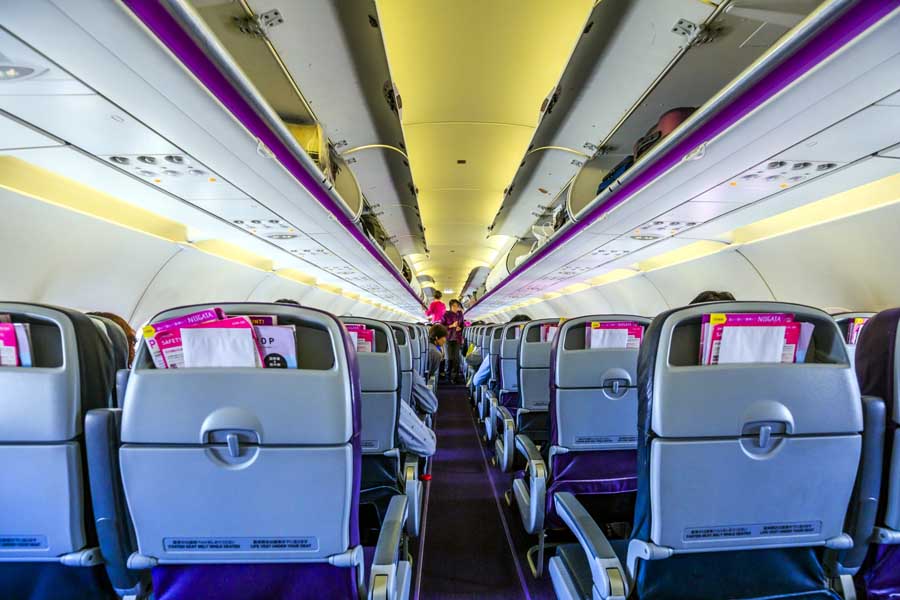 飛行機の機内のイメージ(画像:写真AC)