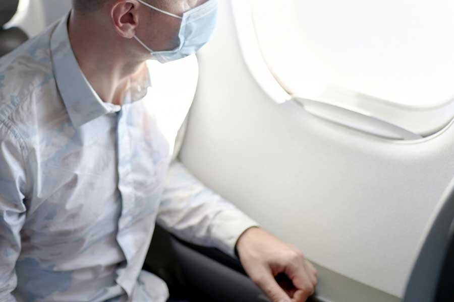 機内でマスクをつける人のイメージ(画像:写真AC)