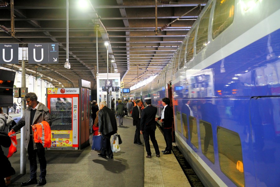TGV-Duplexの1階乗降口は、フランス国内の低いホームと高さがほぼ一致(画像:橋爪智之)