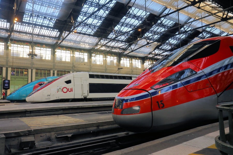 パリのリヨン駅に並んだフレッチャロッサ（手前）とTGV（奥）（画像：橋爪智之）