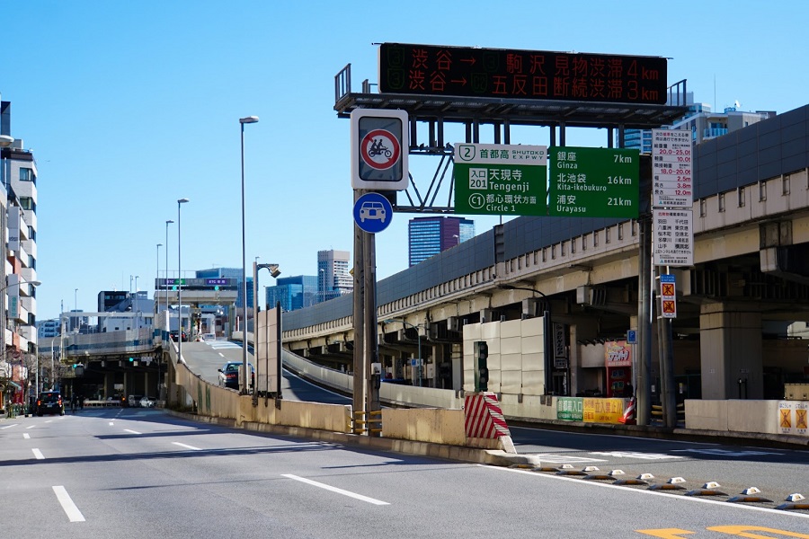 「都市高速」の特徴2、片側方面のインターやJCTが多い（画像：写真AC）