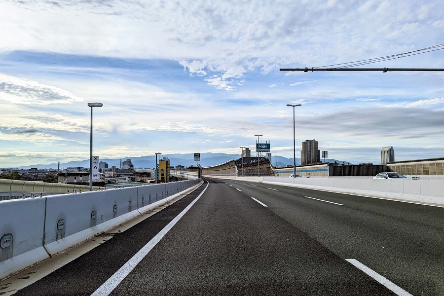「都市高速」の特徴3、車線の幅が狭く、急カーブが多い（画像：写真AC）