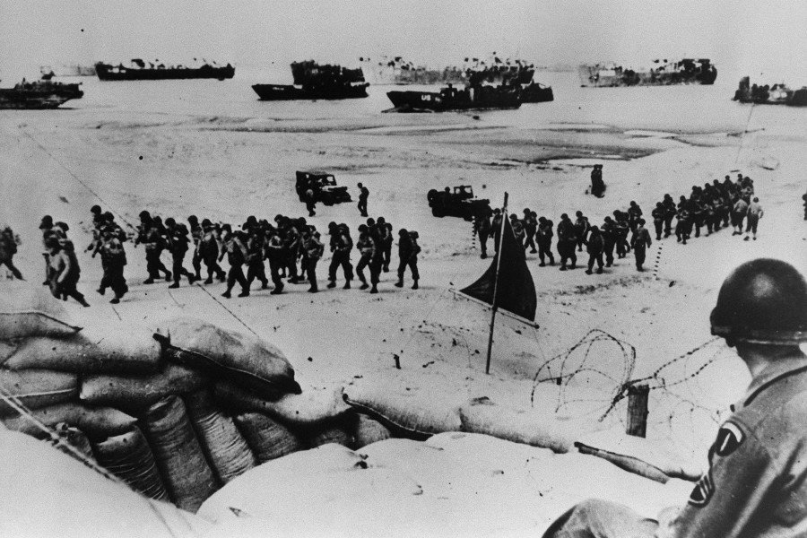 ノルマンディーの海岸に上陸する米軍兵。1944年6月6日撮影（画像：AFP＝時事）