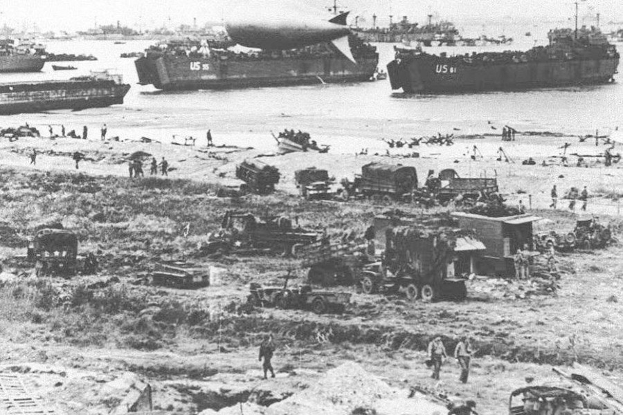 上陸作戦直後のノルマンディー海岸。1944年6月6日撮影（画像：AFP＝時事）