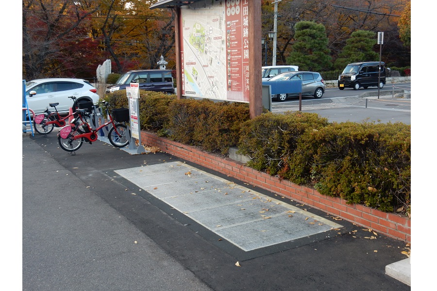 太陽光発電パネルを路面に直接設置 シェアサイクルの充電に、長野県のドコモ実証実験で（画像：東亜道路工業）