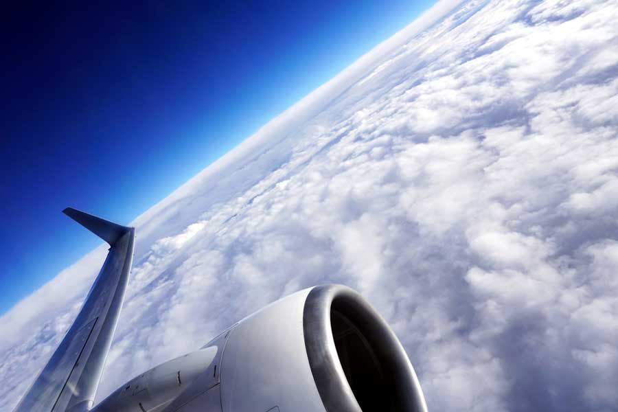 未来に向かって進化を続ける飛行機（画像：写真AC）