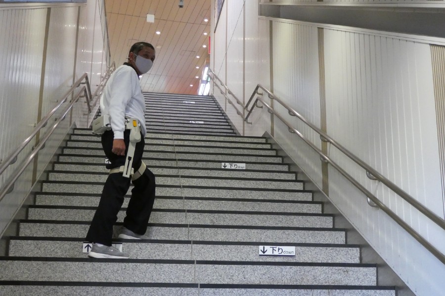 長津田駅の階段を歩くモニター（画像：岸田法眼）