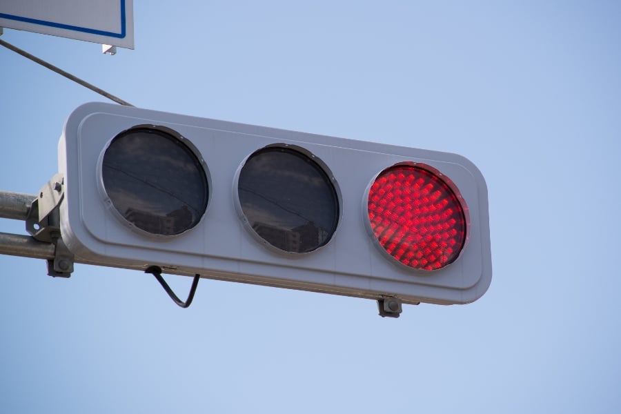信号機の色が見えづらい！ 「LED式 ＝ 最新」だったはずなのに、なぜ