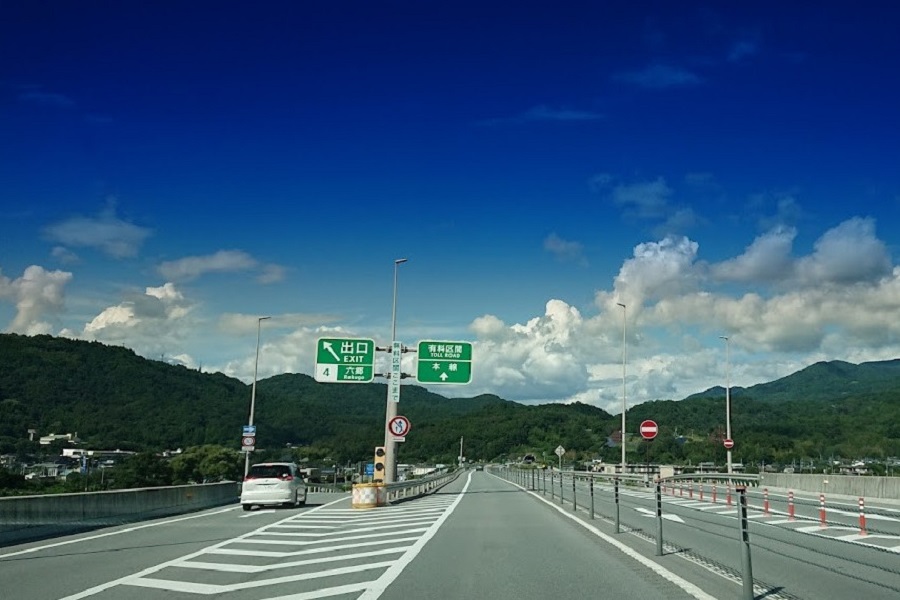 無料区間の高速道路を走行する際気をつけたいこととは？（画像：都野塚也）
