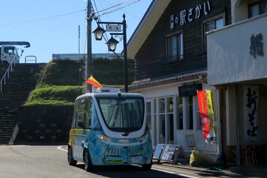 境町の自動運転による定時定路線バス（画像：森口将之）