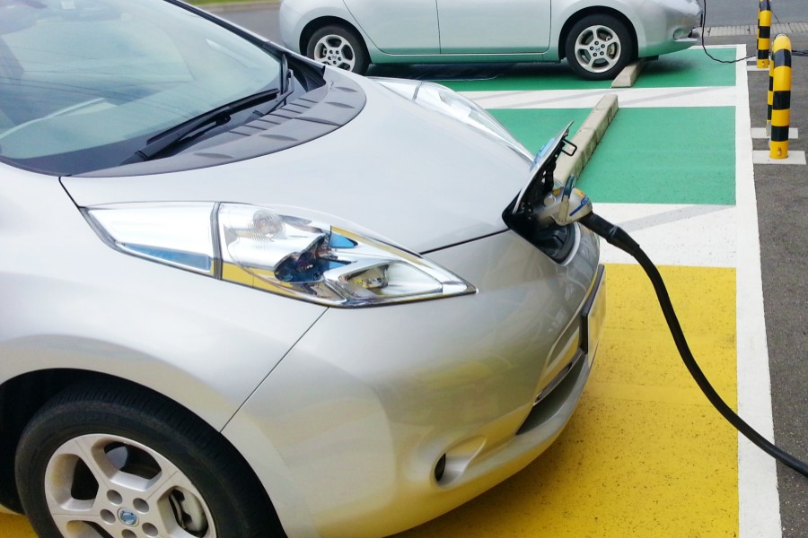 電気自動車の充電(画像:写真AC)
