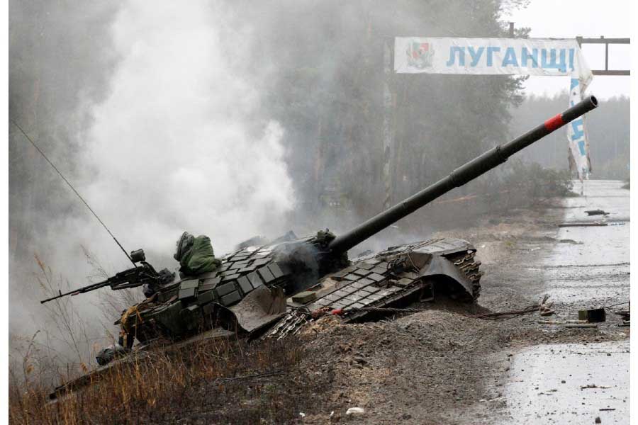 ウクライナ軍によって破壊され煙を上げるロシアの戦車。2022年2月26日撮影（画像：AFP＝時事）
