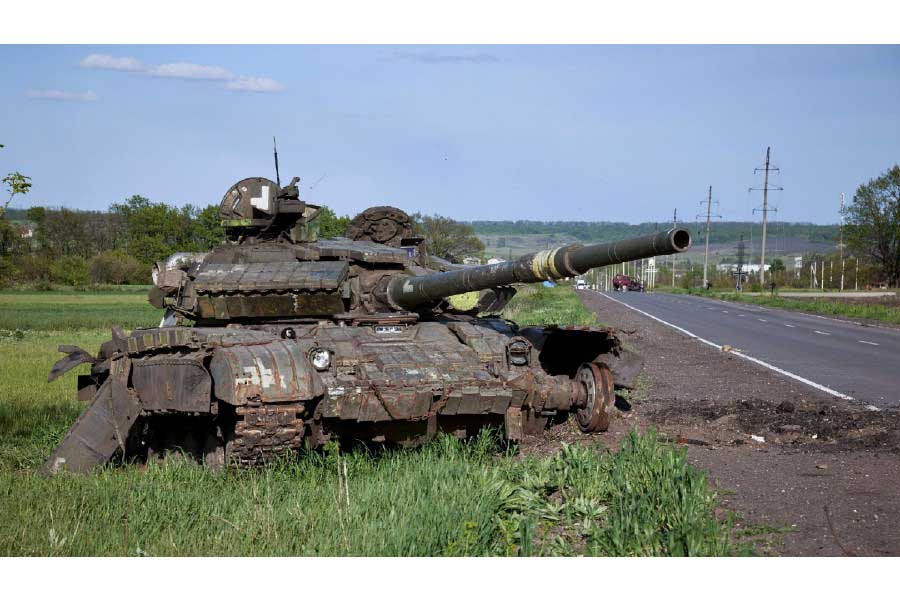 ウクライナ・ハリコフで放置されたロシアの戦車。2022年5月13日撮影（画像：EPA＝時事）