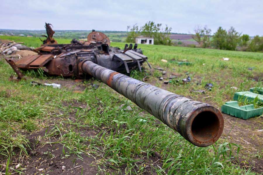 ハリコフで放置されたロシアの戦車の一部。2022年5月13日撮影（画像：EPA＝時事）