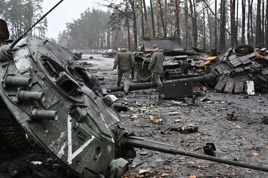 キーウ近郊で破壊されたロシア軍の戦車と装甲兵員輸送車。2022年4月2日撮影（画像：AFP＝時事）