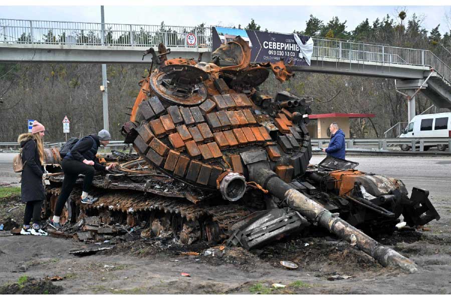 キーウ近郊のブゾワ村に残されたロシア軍の戦車。2022年4月10日撮影（画像：AFP＝時事）