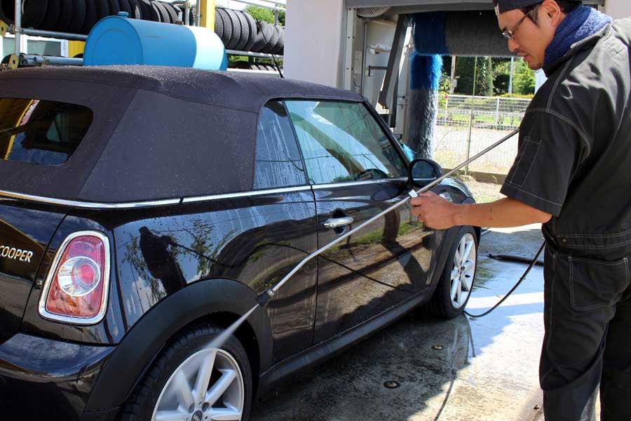 手洗い洗車（画像：写真AC）